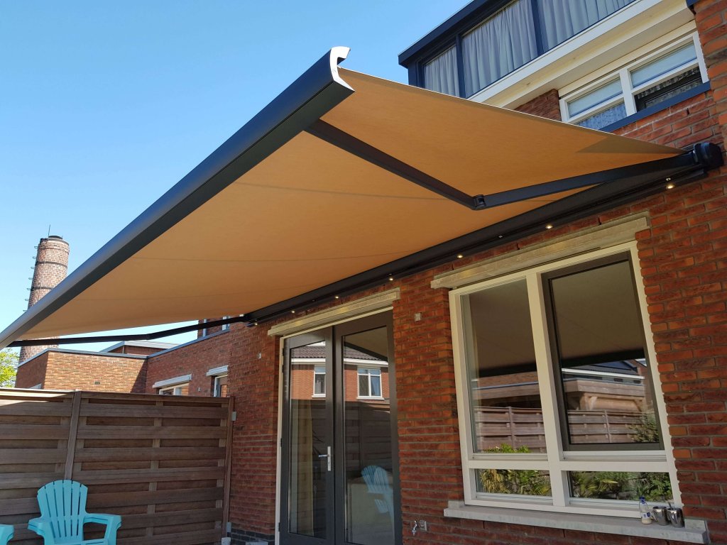 Terras met stijlvol zonnescherm